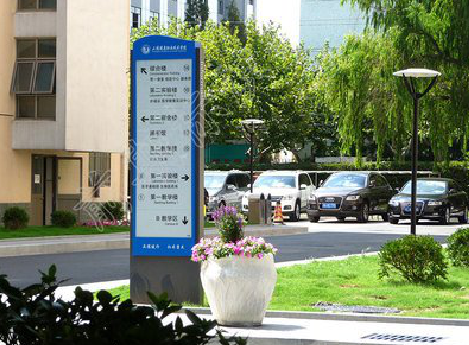 思礼哪些因素影响宣传栏的制作？